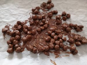 billes chocolat verser sur une plaque