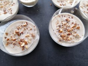 crème parsemer de cacahuètes grillés