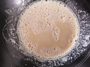 mélange crème lait verser sur les jaunes d'œufs