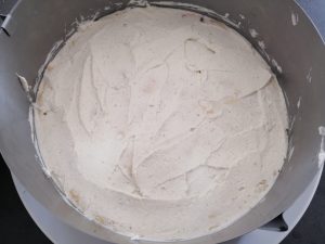 mousse vanille étaler sur le biscuit lorrain