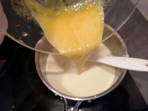 ajout du mélange jaune sucre au chocolat blanc lait