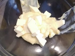 ajout du beurre coupé en morceau