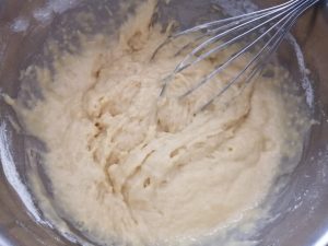 farine levure œufs et sucre mélanger