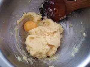 œufs mélanger à la pâte 