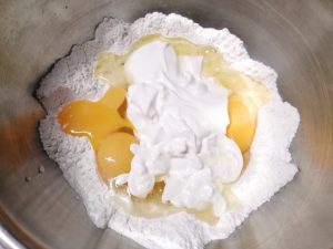 ajout des œufs et des yaourts dans le puits
