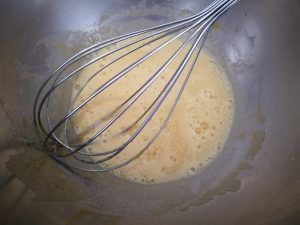 jaunes d'œufs et crème liquide mélanger