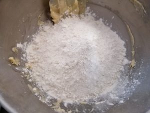 farine ajouter à la pâte 