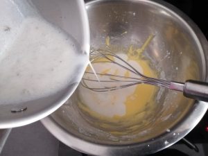 moitié du lait bouilli verser sur le mélange jaune- sucre