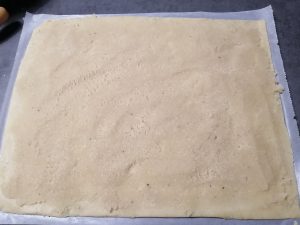 garniture étaler sur le rectangle de pâte